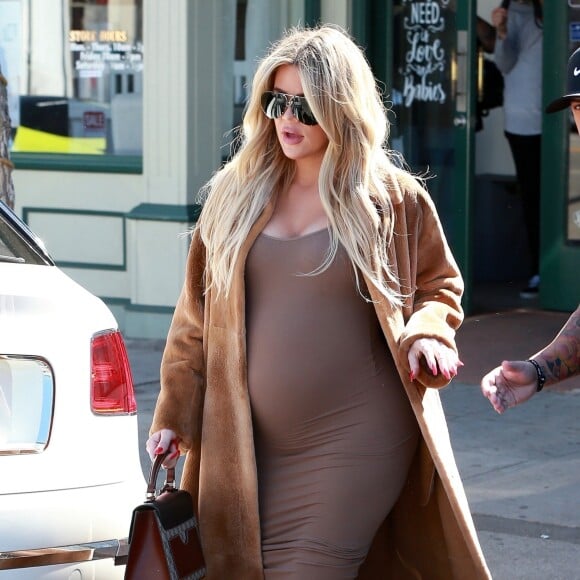 Khloé Kardashian, enceinte, quitte le magasin Juvenile Shop avec sa mère Kris Jenner. Sherman Oaks, le 21 février 2018.