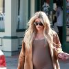 Khloé Kardashian, enceinte, quitte le magasin Juvenile Shop avec sa mère Kris Jenner. Sherman Oaks, le 21 février 2018.