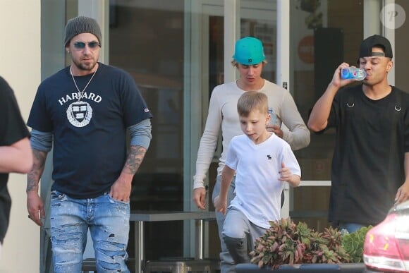 Exclusif - Justin Bieber est allé déjeuner avec son père Jeremy et son petit frère Jaxon à Hollywood, le 25 janvier 2018