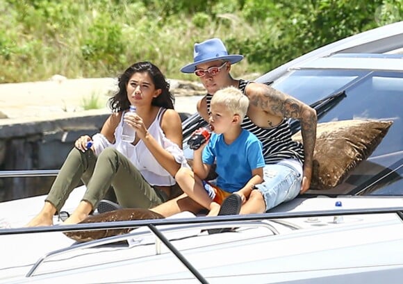 Exclusif - Justin Bieber passe la journée sur son yacht avec son petit frère Jaxon et Alexandra Rodriguez à Miami. Le 5 juillet 2016