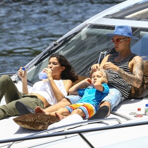 Exclusif - Justin Bieber passe la journée sur son yacht avec son petit frère Jaxon et Alexandra Rodriguez à Miami. Le 5 juillet 2016