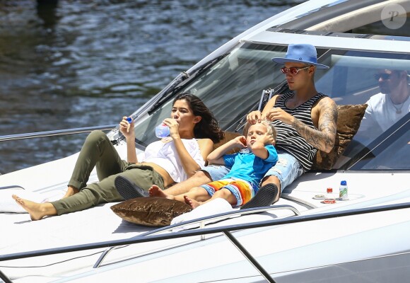 Exclusif - Justin Bieber passe la journée sur son yacht avec son petit frère Jaxon et Alexandra Rodriguez à Miami. Le 5 juillet 2016