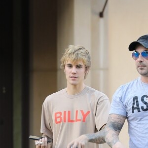 Justin Bieber arrive avec son père Jeremy au restaurant Sushi Spot à Los Angeles, Californie, Etats-Unis, le 30 novembre 2017.