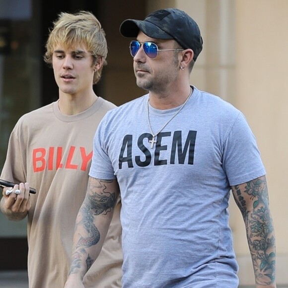 Justin Bieber arrive avec son père Jeremy au restaurant Sushi Spot à Los Angeles, Californie, Etats-Unis, le 30 novembre 2017.