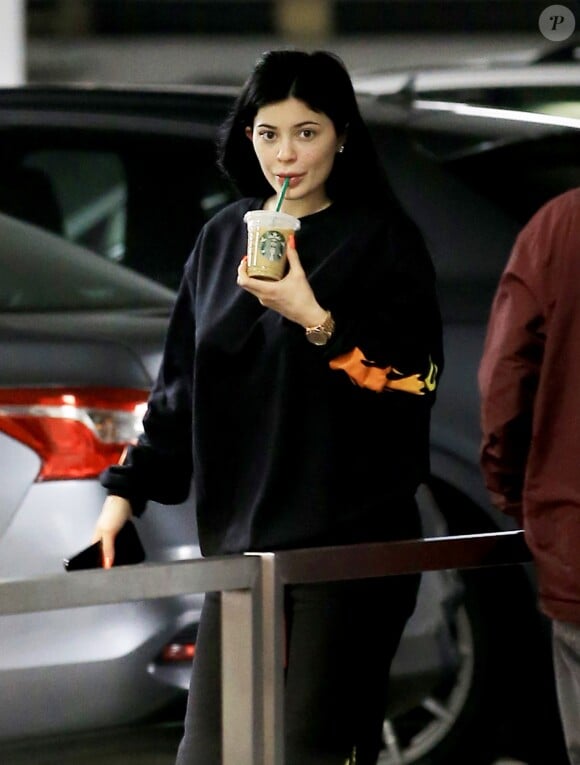 Exclusif - Kylie Jenner à la sortie d'un Starbucks à Beverly Hills, le 30 mars 2017.