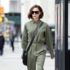 Victoria Beckham porte une combinaison pantalon kaki à la sortie de son hôtel à New York, le 12 février 2018