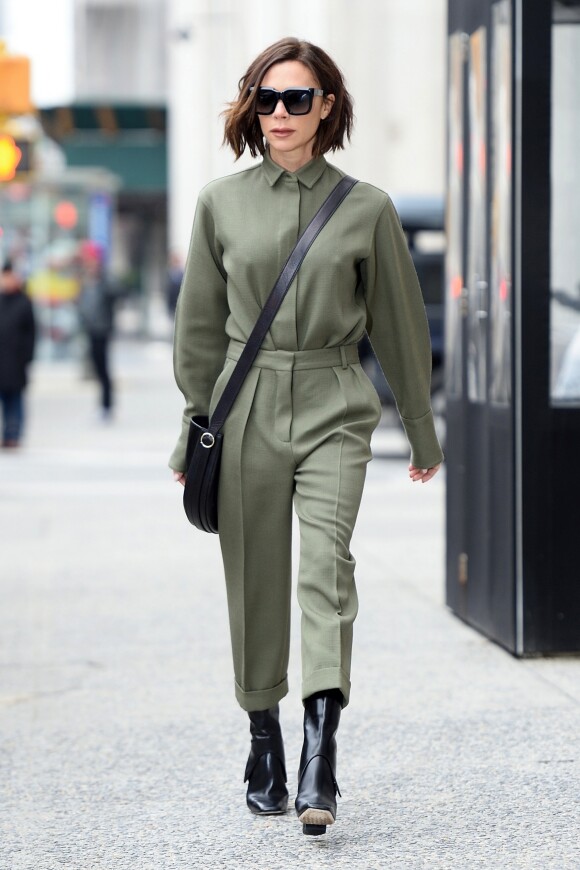 Victoria Beckham porte une combinaison pantalon kaki à la sortie de son hôtel à New York, le 12 février 2018