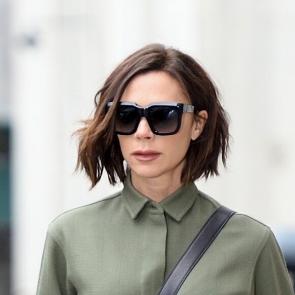 Victoria Beckham porte une combinaison pantalon kaki à la sortie de son hôtel à New York, le 12 février 2018