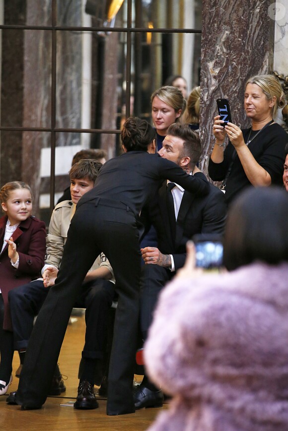 Victoria Beckham embrasse David Beckham et leurs enfants à l'issue de son défilé de mode à New York. Le 11 février 2018.