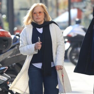 Sylvie Vartan à la sortie de l'institut de beauté Carlota avec son chauffeur et son chien Muffin à Paris, le 16 février 2018.