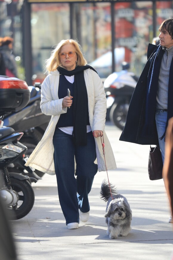 Sylvie Vartan à la sortie de l'institut de beauté Carlota avec son chauffeur et son chien Muffin à Paris, le 16 février 2018.