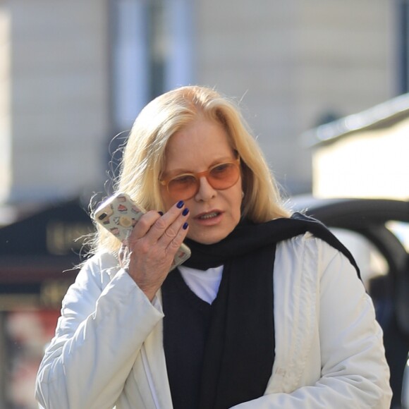 Sylvie Vartan à la sortie de l'institut de beauté Carlota avec son chauffeur et son chien Muffin à Paris, le 16 février 2018.