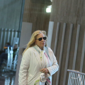 Sylvie Vartan, avec son chien Muffin, arrive en provenance de Los Angeles, à l'aéroport de Paris-Charles-de-Gaulle, le 15 février 2018.