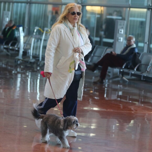 Sylvie Vartan, avec son chien Muffin, arrive en provenance de Los Angeles, à l'aéroport de Paris-Charles-de-Gaulle, le 15 février 2018.