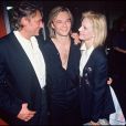David Hallyday le soir de la première de sa tournée en 1991 avec son père Johnny Hallyday et sa mère Sylvie Vartan, à Paris, le 9 mars 1991.
