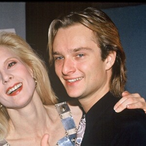 Sylvie Vartan dans sa loge au Palais des sports à Paris le soir de sa première en 1991, avec son fils David Hallyday. Paris le 25 janvier 1991. 