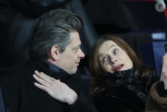 Benjamin Biolay et Isabelle Huppert dans les tribunes du Parc des Princes lors du match de Ligue 1 PSG - OM (3-0), à Paris le 25 février 2018.