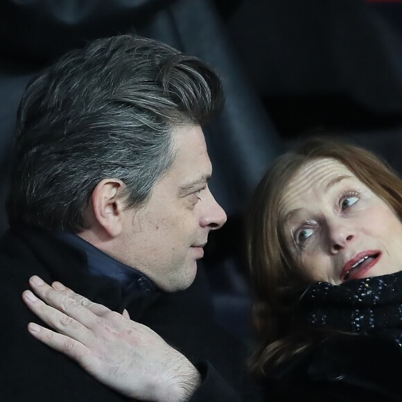 Benjamin Biolay et Isabelle Huppert dans les tribunes du Parc des Princes lors du match de Ligue 1 PSG - OM (3-0), à Paris le 25 février 2018.