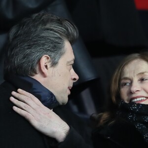 Benjamin Biolay et Isabelle Huppert dans les tribunes du Parc des Princes lors du match de Ligue 1 PSG - OM (3-0), à Paris le 25 février 2018.