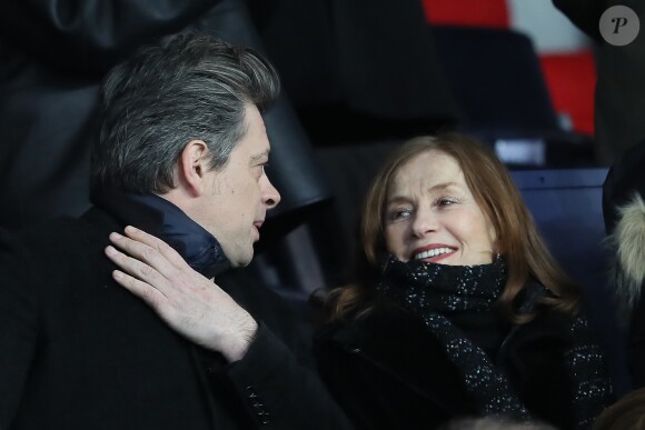 Benjamin Biolay et Isabelle Huppert dans les tribunes du Parc des Princes lors du match de Ligue 1 PSG - OM (3-0), à Paris le 25 février 2018.