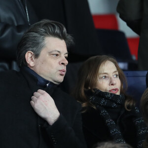 Benjamin Biolay et Isabelle Huppert dans les tribunes du Parc des Princes lors du match de Ligue 1 PSG - OM (3-0), à Paris le 25 février 2018.