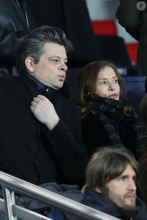 Benjamin Biolay et Isabelle Huppert dans les tribunes du Parc des Princes lors du match de Ligue 1 PSG - OM (3-0), à Paris le 25 février 2018.