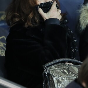 Isabelle Huppert dans les tribunes du Parc des Princes lors du match de Ligue 1 PSG - OM (3-0), à Paris le 25 février 2018.