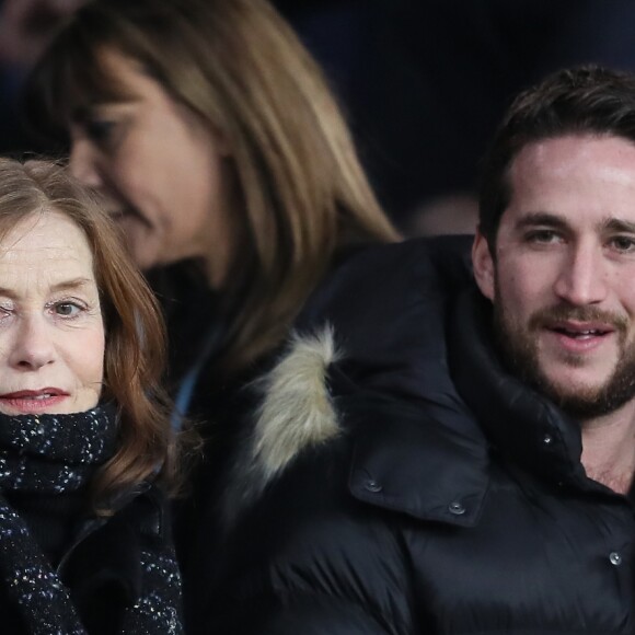 Isabelle Huppert et son fils Lorenzo Chammah dans les tribunes du Parc des Princes lors du match de Ligue 1 PSG - OM (3-0), à Paris le 25 février 2018.