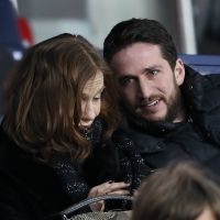 PSG-OM : Isabelle Huppert ravie avec son fils Lorenzo, Nabilla et Thomas câlins