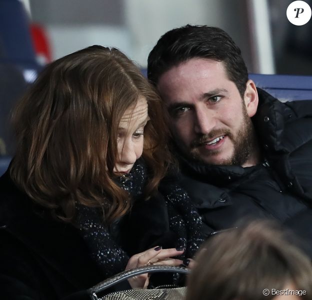 Isabelle Huppert et son fils Lorenzo Chammah dans les tribunes du Parc des Princes lors du match de Ligue 1 PSG - OM (3-0), à Paris le 25 février 2018.