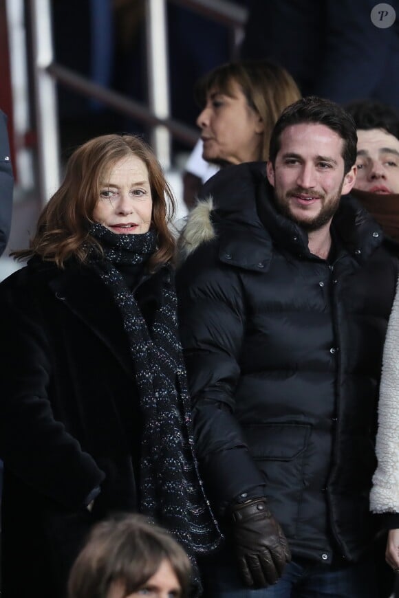 Isabelle Huppert et son fils Lorenzo Chammah dans les tribunes du Parc des Princes lors du match de Ligue 1 PSG - OM (3-0), à Paris le 25 février 2018.