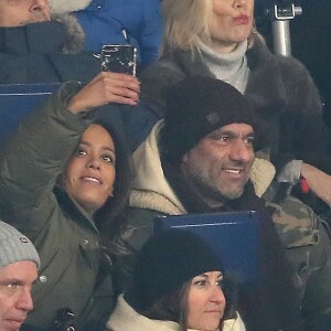 Amel Bent et son mari Patrick Antonelli dans les tribunes du Parc des Princes lors du match de Ligue 1 PSG - OM (3-0), à Paris le 25 février 2018.