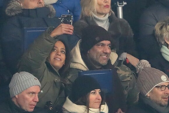 Amel Bent et son mari Patrick Antonelli dans les tribunes du Parc des Princes lors du match de Ligue 1 PSG - OM (3-0), à Paris le 25 février 2018.