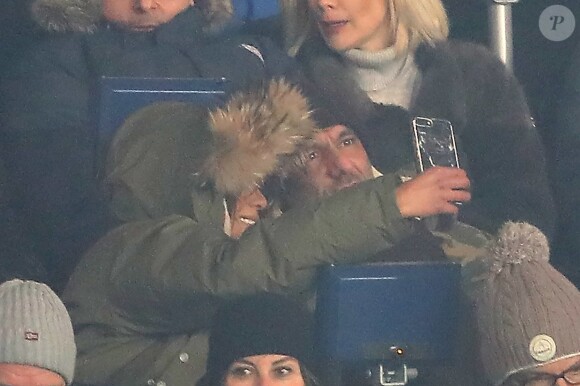 Amel Bent et son mari Patrick Antonelli dans les tribunes du Parc des Princes lors du match de Ligue 1 PSG - OM (3-0), à Paris le 25 février 2018.