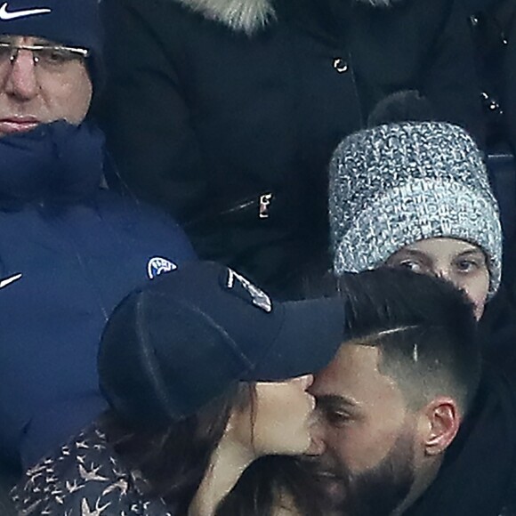 Nabilla Benattia et Thomas Vergara dans les tribunes du Parc des Princes lors du match de Ligue 1 PSG - OM (3-0), à Paris le 25 février 2018.