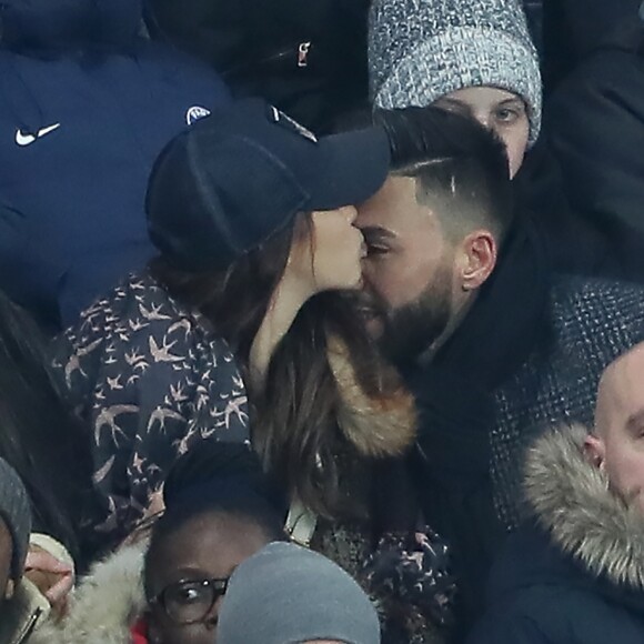 Nabilla Benattia et Thomas Vergara dans les tribunes du Parc des Princes lors du match de Ligue 1 PSG - OM (3-0), à Paris le 25 février 2018.
