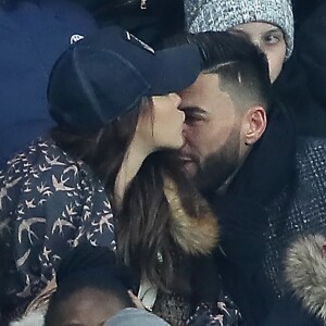 Nabilla Benattia et Thomas Vergara dans les tribunes du Parc des Princes lors du match de Ligue 1 PSG - OM (3-0), à Paris le 25 février 2018.