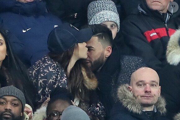 Nabilla Benattia et Thomas Vergara dans les tribunes du Parc des Princes lors du match de Ligue 1 PSG - OM (3-0), à Paris le 25 février 2018.