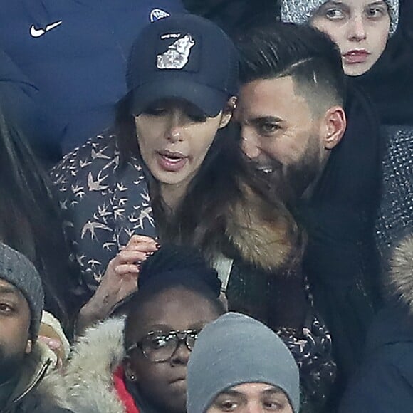 Nabilla Benattia et Thomas Vergara dans les tribunes du Parc des Princes lors du match de Ligue 1 PSG - OM (3-0), à Paris le 25 février 2018.