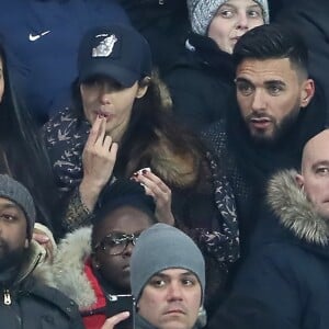 Nabilla Benattia et Thomas Vergara dans les tribunes du Parc des Princes lors du match de Ligue 1 PSG - OM (3-0), à Paris le 25 février 2018.