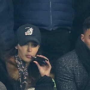 Nabilla Benattia et Thomas Vergara dans les tribunes du Parc des Princes lors du match de Ligue 1 PSG - OM (3-0), à Paris le 25 février 2018.