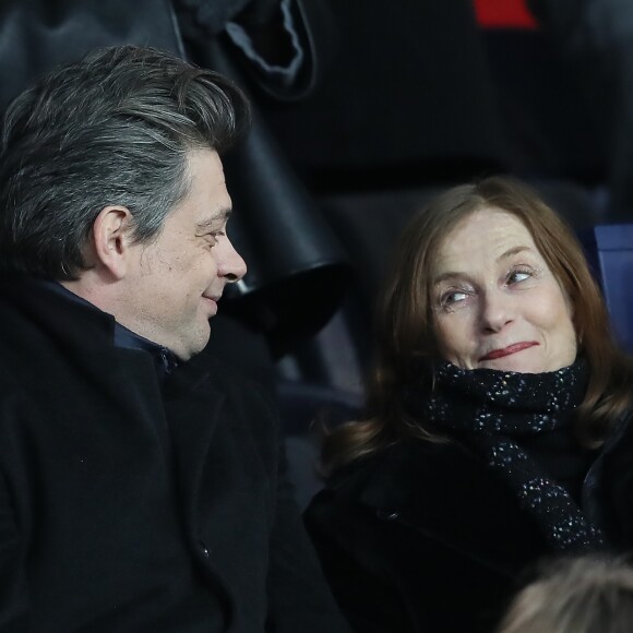 Benjamin Biolay et Isabelle Huppert dans les tribunes du Parc des Princes lors du match de Ligue 1 PSG - OM (3-0), à Paris le 25 février 2018.