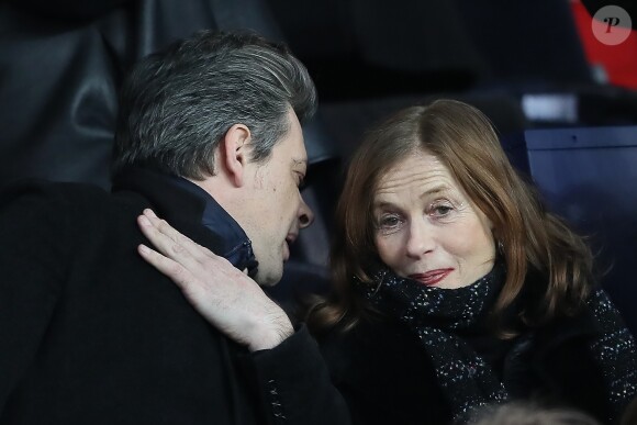 Benjamin Biolay et Isabelle Huppert dans les tribunes du Parc des Princes lors du match de Ligue 1 PSG - OM (3-0), à Paris le 25 février 2018.