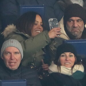 Amel Bent et son mari Patrick Antonelli dans les tribunes du Parc des Princes lors du match de Ligue 1 PSG - OM (3-0), à Paris le 25 février 2018.