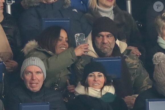 Amel Bent et son mari Patrick Antonelli dans les tribunes du Parc des Princes lors du match de Ligue 1 PSG - OM (3-0), à Paris le 25 février 2018.