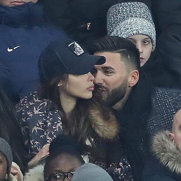 Nabilla Benattia et Thomas Vergara dans les tribunes du Parc des Princes lors du match de Ligue 1 PSG - OM (3-0), à Paris le 25 février 2018.