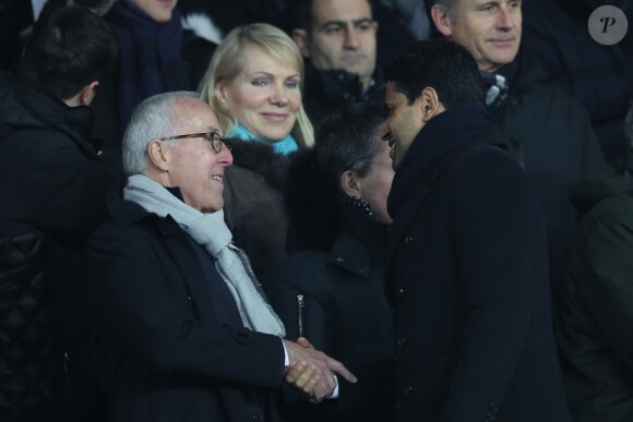 Frank McCourt et Nasser Al-Khelaïfi, les patrons des deux clubs, se saluent sous le regard de Margarita Louis-Dreyfus dans les tribunes du Parc des Princes lors du match de Ligue 1 PSG - OM (3-0), à Paris le 25 février 2018.