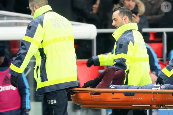 Neymar Jr. sort sur une civière pendant le match de Ligue 1 PSG - OM (3-0), à Paris le 25 février 2018.