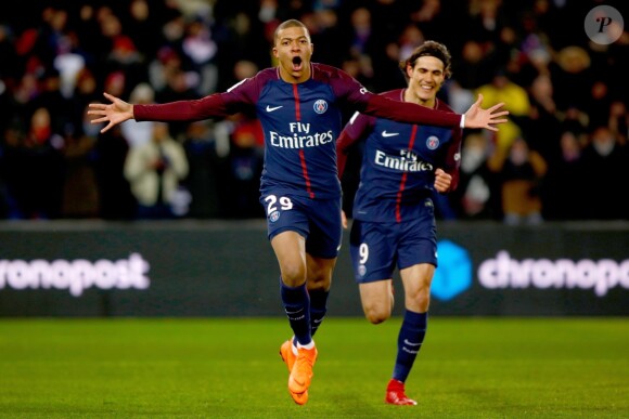 Kylian Mbappé, suivi par Edinson Cavani, fête son but lors du match de Ligue 1 PSG - OM (3-0), à Paris le 25 février 2018.