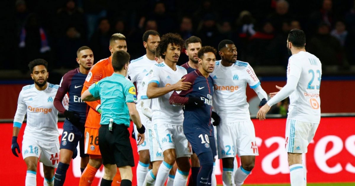 Ou Regarder Le Match De L Om Neymar entouré des joueurs de l'OM lors du match de Ligue 1 PSG - OM (3